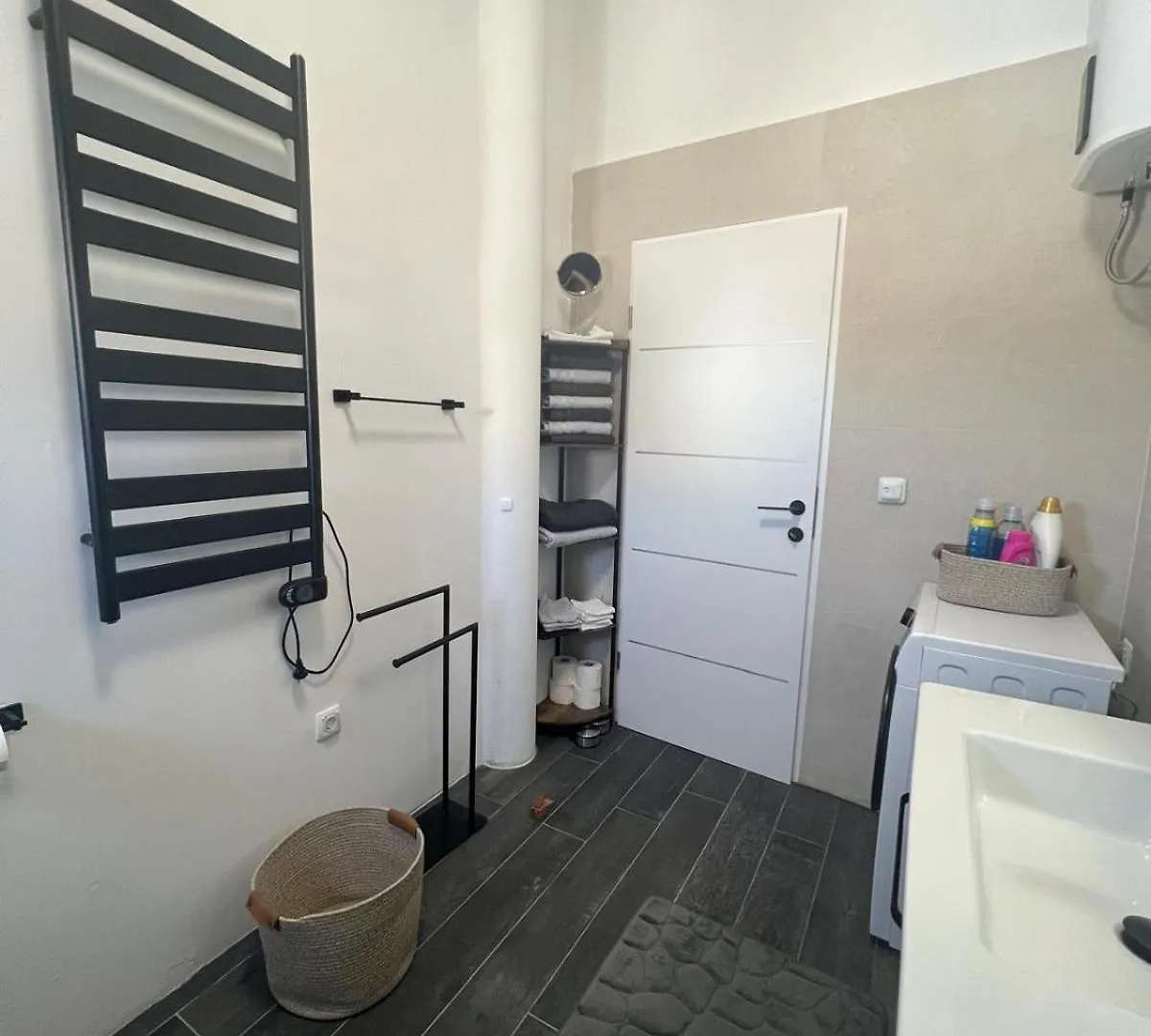 Pet Friendly Cozy Apartments Near Beach Donji Karin Croácia