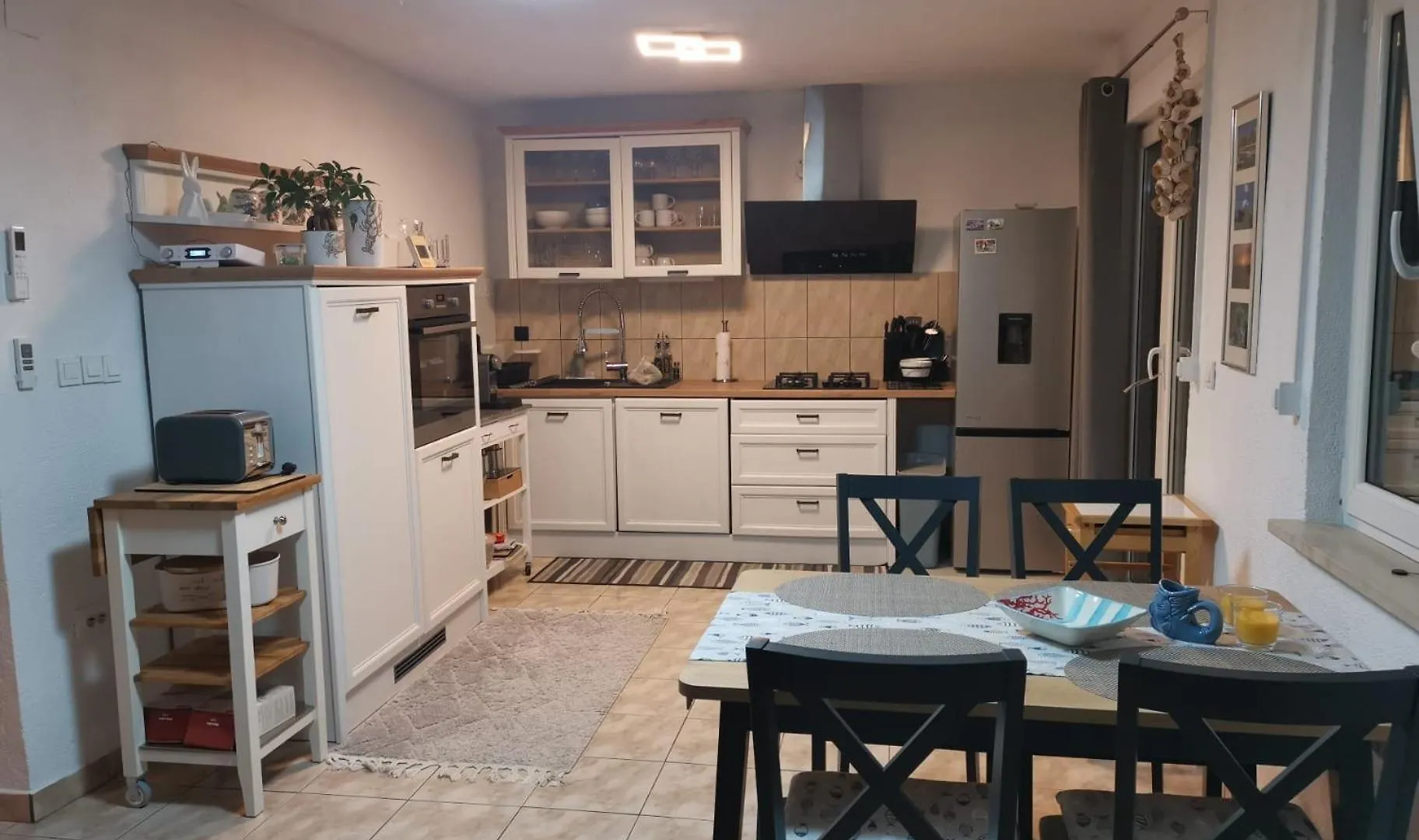 Pet Friendly Cozy Apartments Near Beach Donji Karin 0*,  Croácia