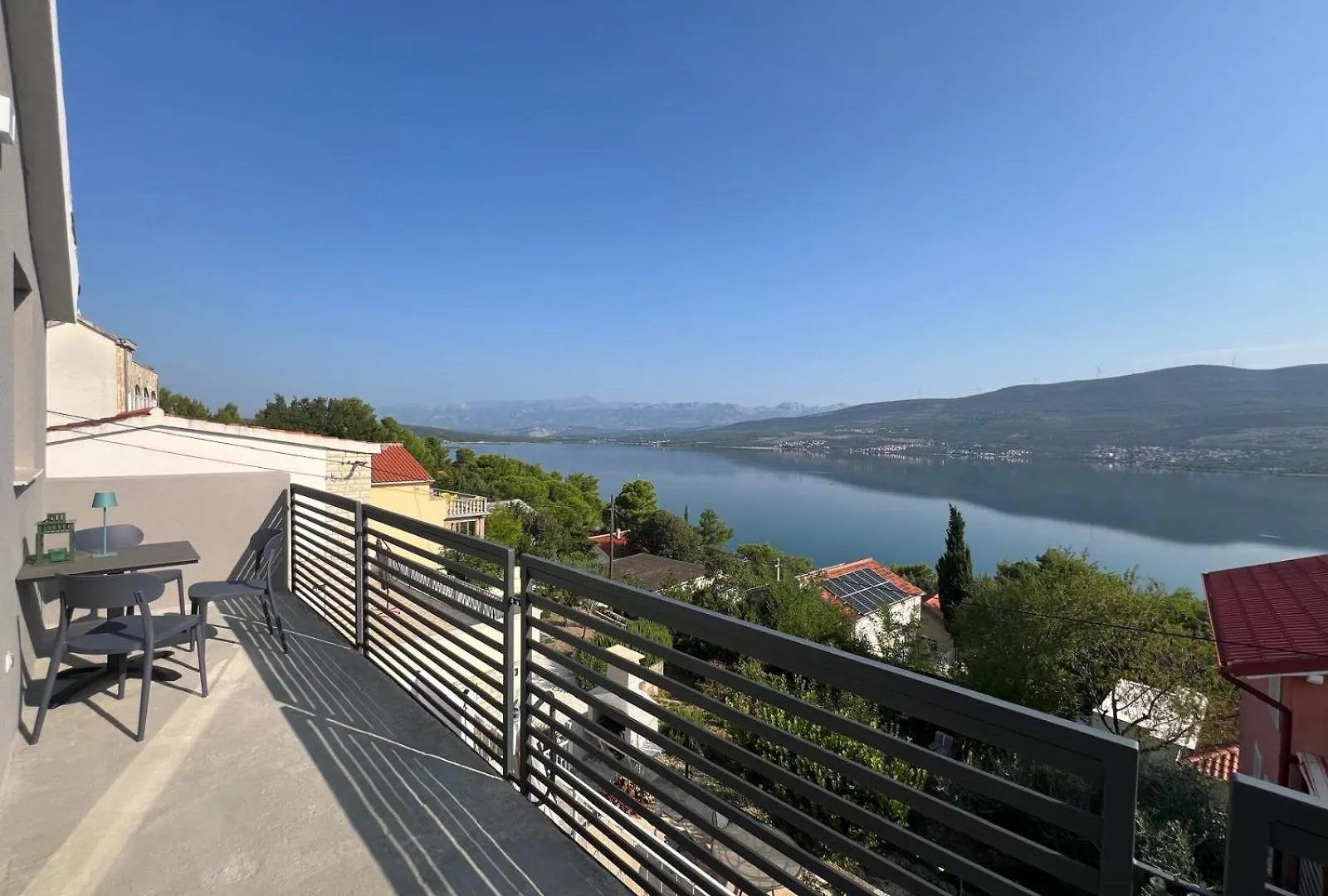 Pet Friendly Cozy Apartments Near Beach Donji Karin 0*,  Croácia